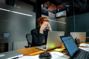 Une photo d'une femme sur l'inconvénient de déclarer une maladie professionnelle