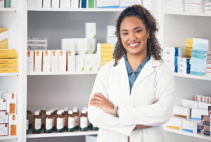 Une pharmacienne debout dans la pharmacie